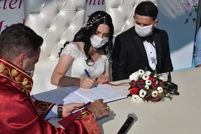 Sağlık çalışanı çiftin hem nikah şahidi oldu hem de çiftin düğününde sahne aldı