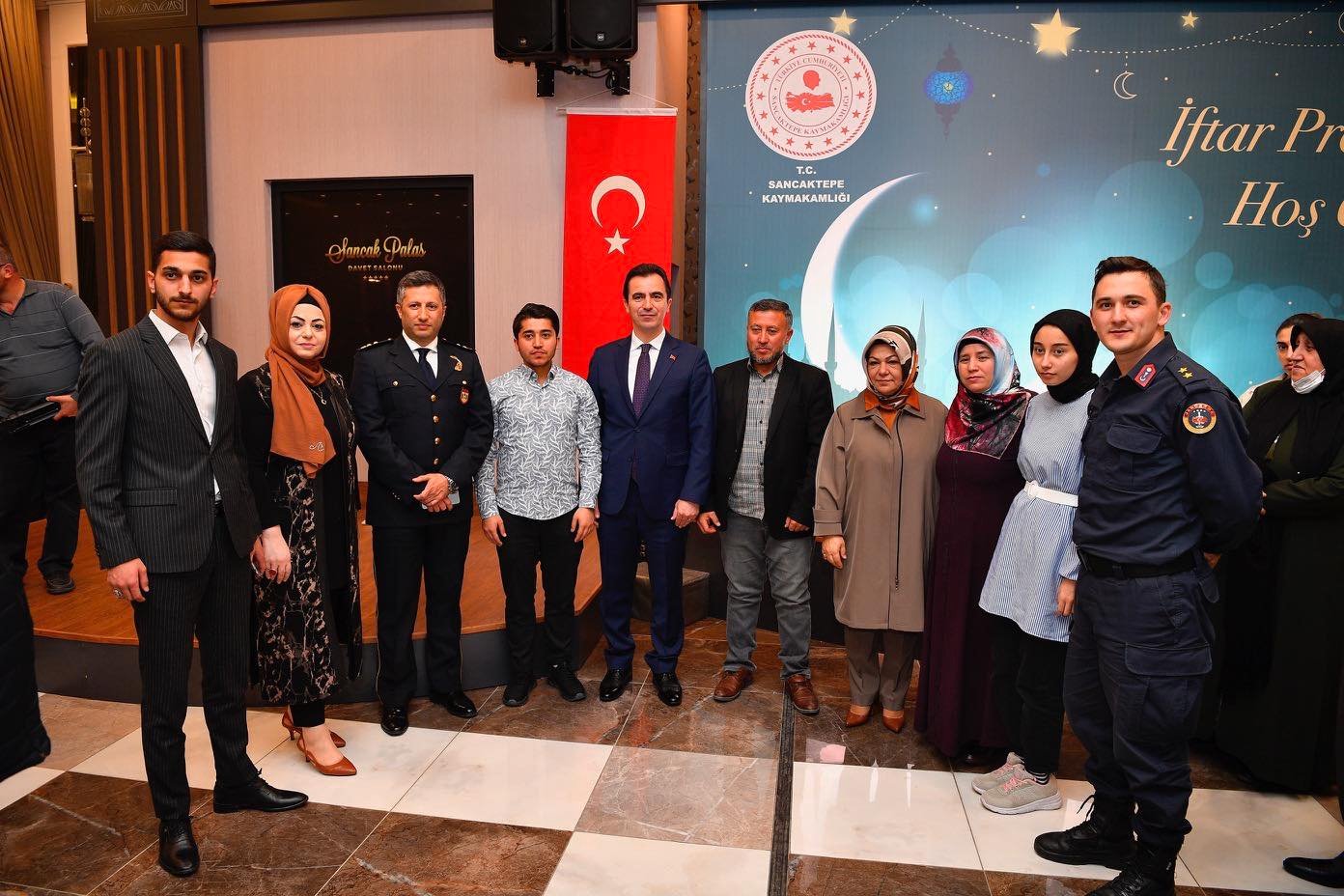 Sancaktepe Belediyesi ve Sancaktepe Kaymakamlığı iş birliği ile Şehit Aileleri ve Gaziler onuruna iftar yemeği düzenlendi.