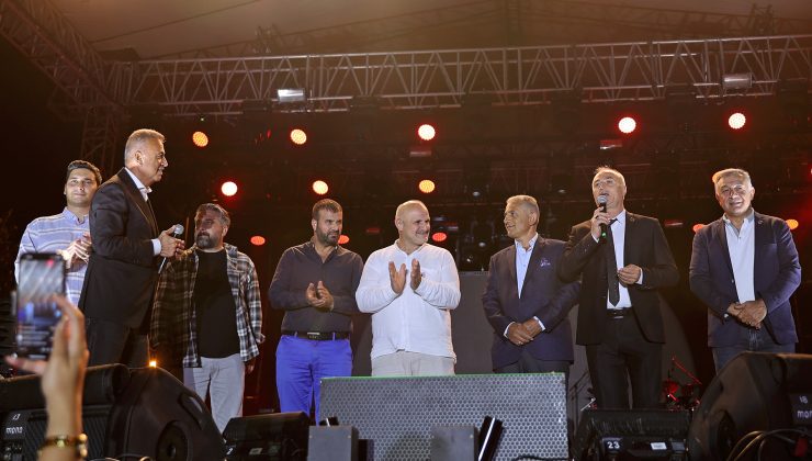 ATAŞEHİRLİ MUHTARLAR 40 YILLIK TAPU SORUNUNU ÇÖZÜME KAVUŞTURAN BAŞKAN BATTAL İLGEZDİ’YE TEŞEKKÜR ETTİLER