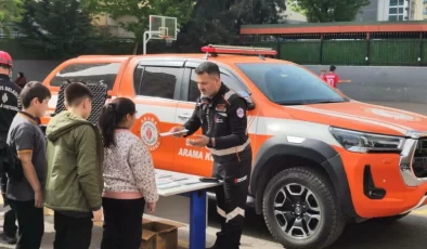 ÜMRANİYE BELEDİYESİ EKİPLERİNDEN ÖĞRENCİLERE ‘GÜVENLİ ALAN’ DERSİ