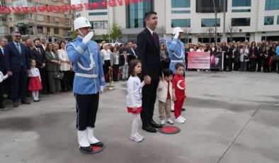 Başkan Gökhan Yüksel Atatürk Anıtı’na Çelenk Sundu