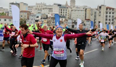 TÜRKİYE İŞ BANKASI 19. İSTANBUL YARI MARATONU’NDA YAĞMURLA GELEN REKOR