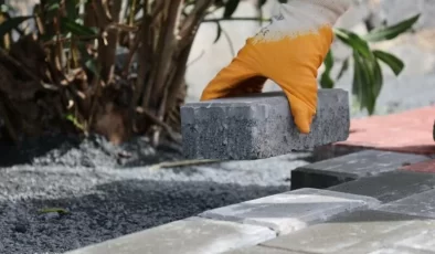 BAŞKAN MUSTAFA OKTAY AKSU İLK SÖZÜNÜ TUTTU: KALDIRIM VE SOKAKLAR YENİLENİYOR