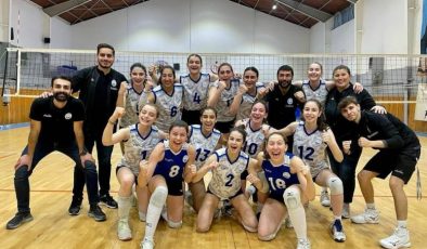 Sarıyer Belediyesi Voleybol Genç Kız Takımı, şampiyonluğa yürüyor