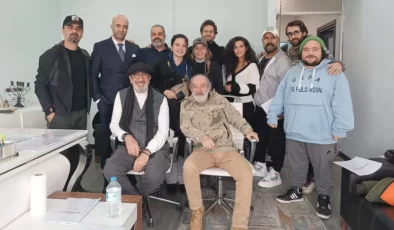 CEM ÖZER İMAM OLDU, EZAN OKUDU!..