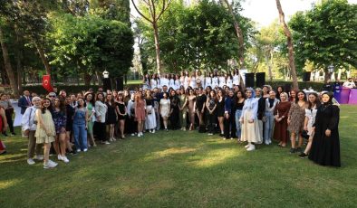 ‘BÜYÜT HAYALLERİNİ’ ÜÇÜNCÜ DÖNEM MEZUNLARINI VERDİ