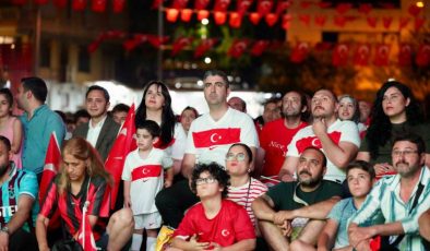 Kartal Meydanı’nda Milli Maç Coşkusu