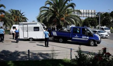 Maltepe sahilinde park halindeki karavanlar kaldırıldı