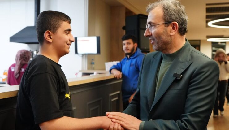 Başkan Ahmet Cin, Gençlerle Kütüphanede İftar Yaptı